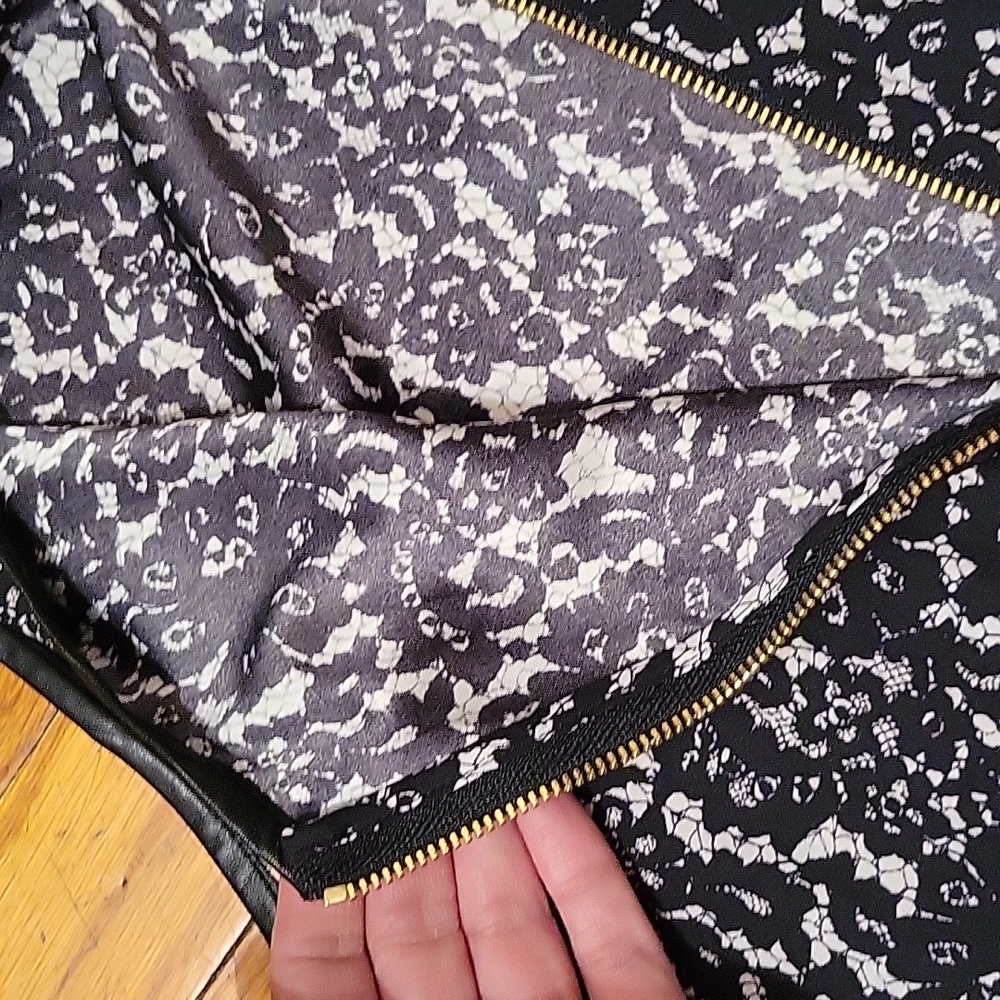 NWT Vince Camuto‎ Goth printed lace top. - Picture 5 of 6
